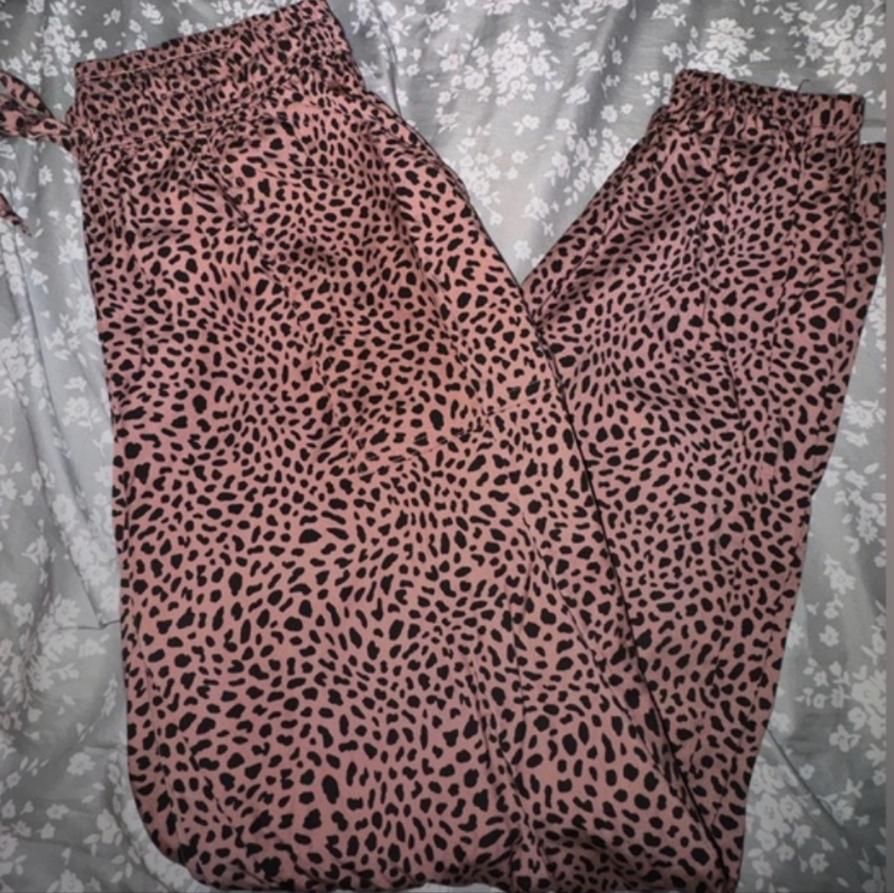 PINK 🤎 Victoria’s Secret cheetah print joggers!
